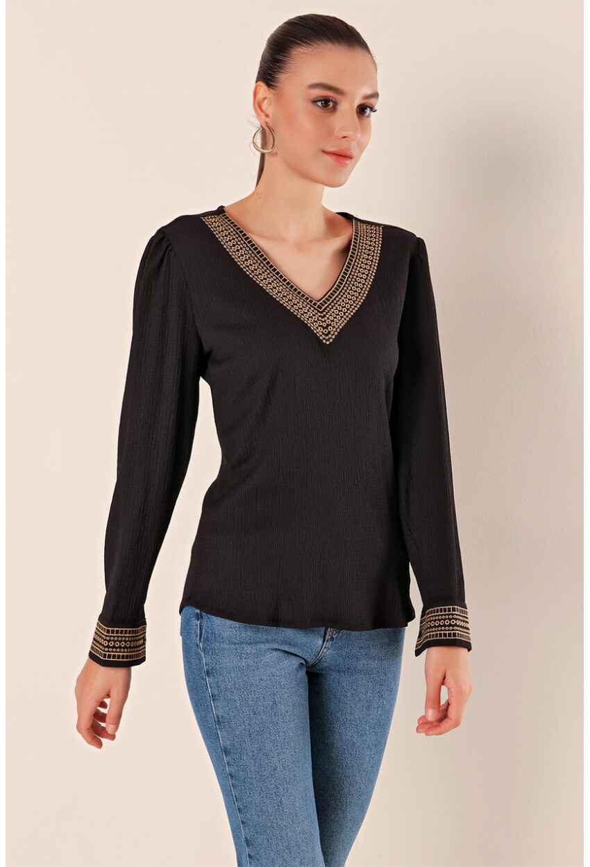 0466 Embroidered V-Neck Knit Blouse