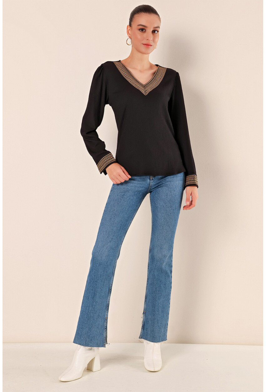 0466 Embroidered V-Neck Knit Blouse