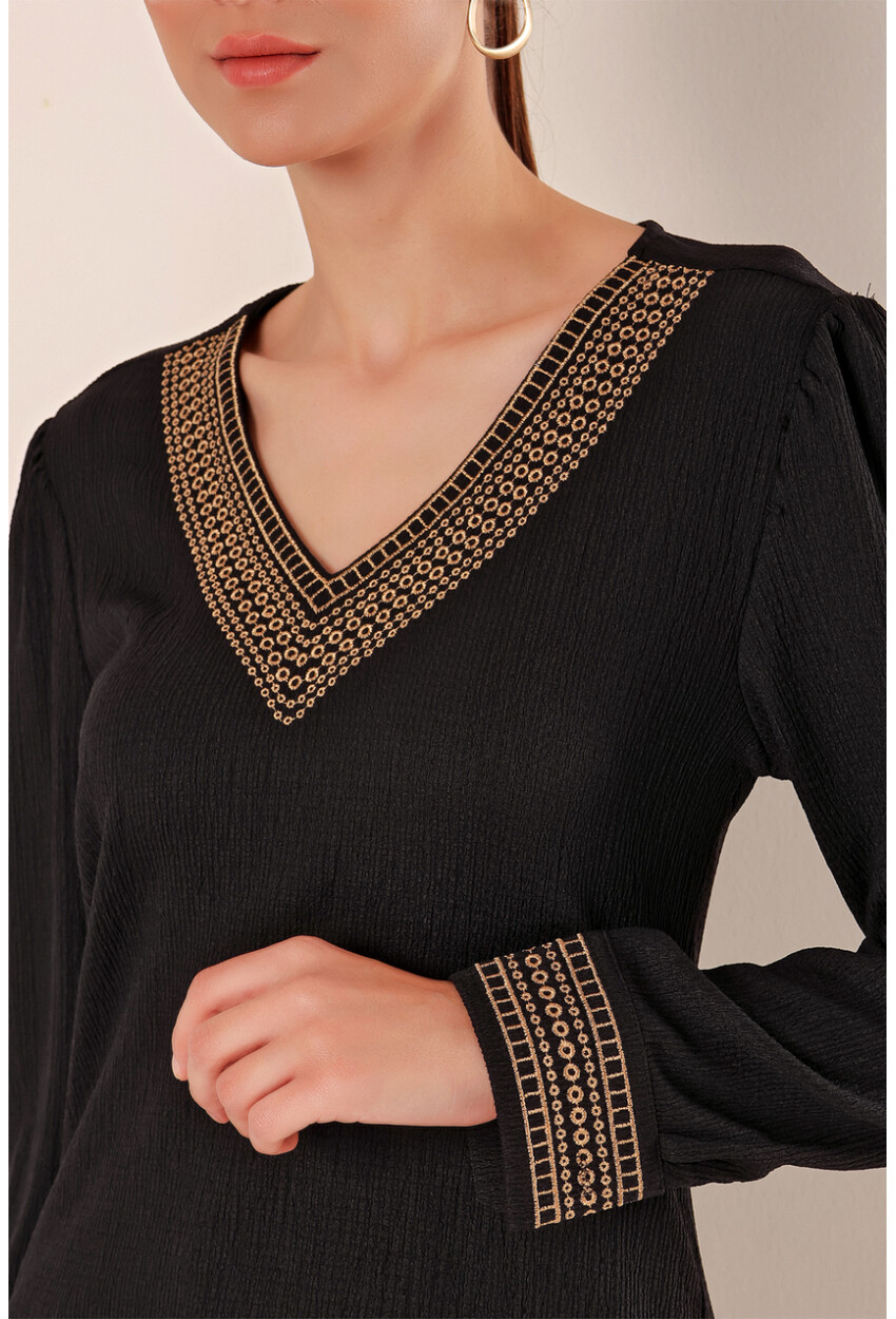 0466 Embroidered V-Neck Knit Blouse