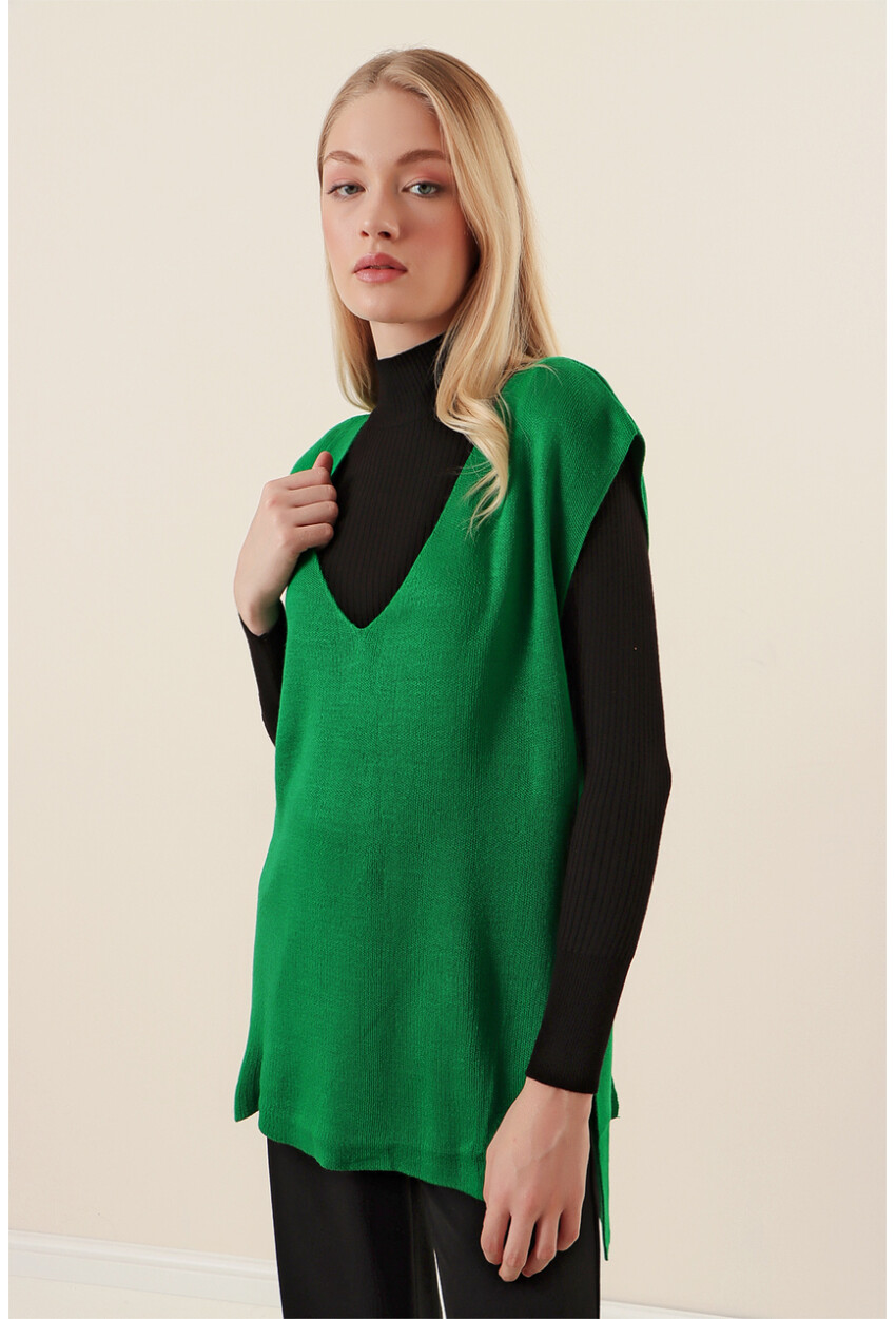 15760 Knit Vest With Belt