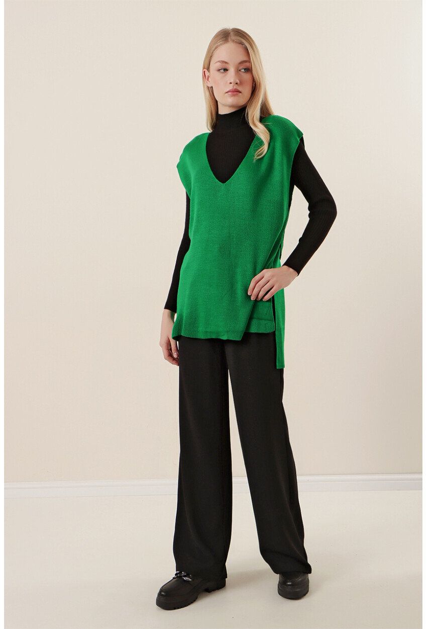 15760 Knit Vest With Belt