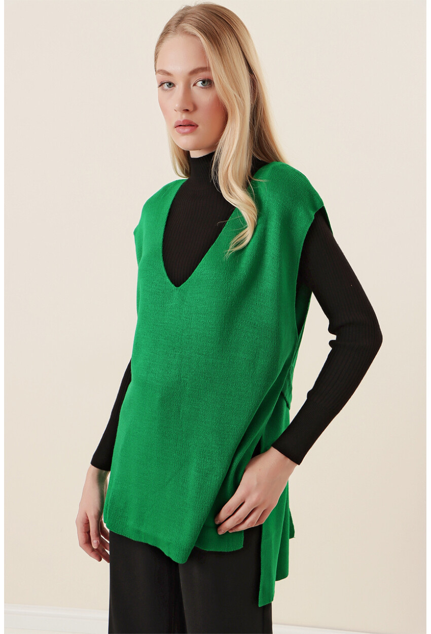 15760 Knit Vest With Belt