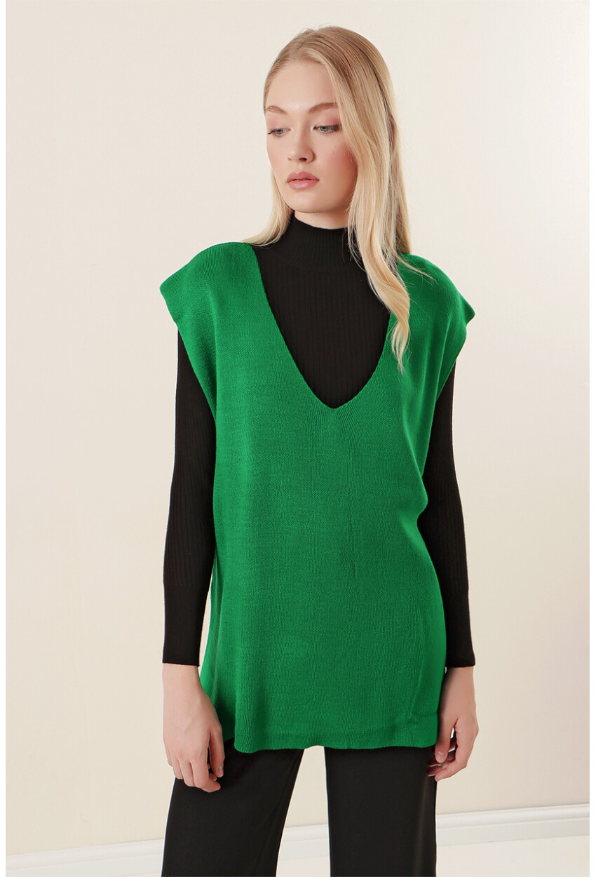 15760 Knit Vest With Belt