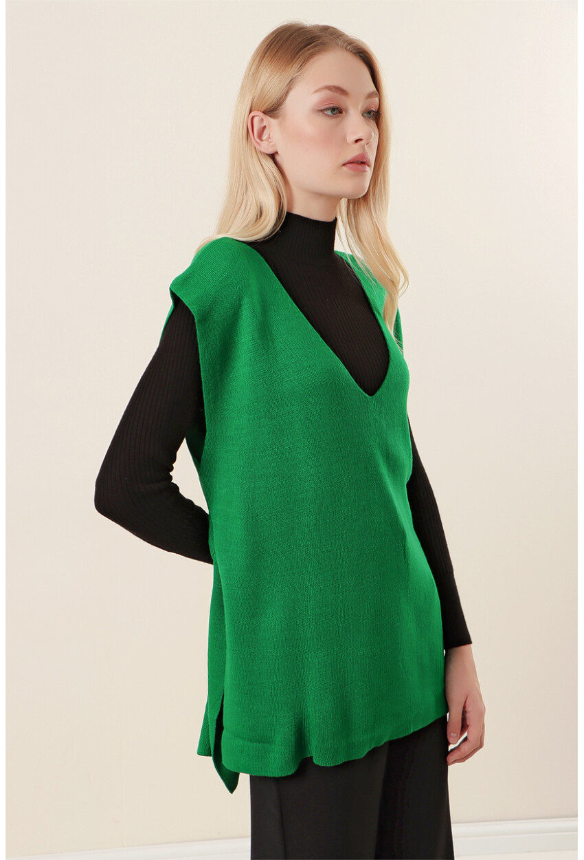 15760 Knit Vest With Belt