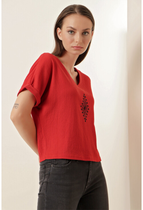 0437 V Yaka Nakışlı Bluz