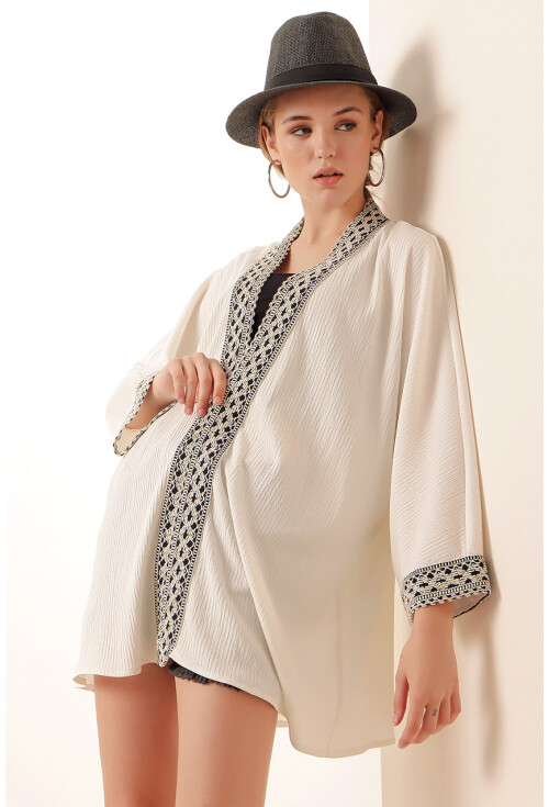05866 Nakışlı Örme Kimono