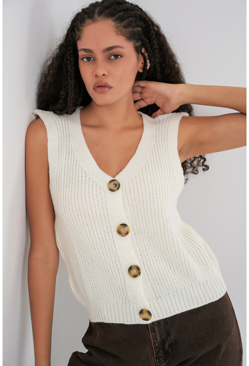 15881 Buttoned Short Knit Vest