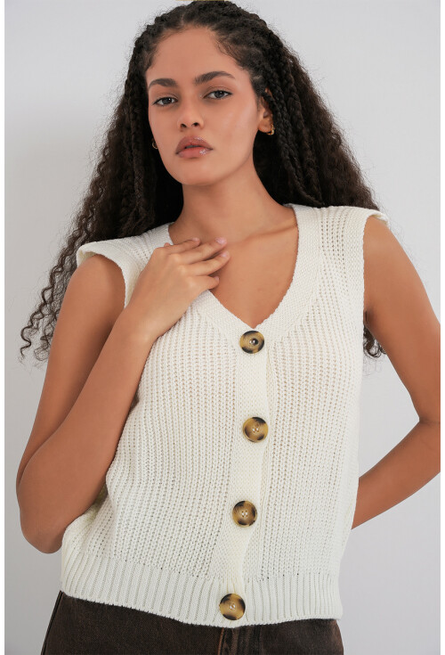 15881 Buttoned Short Knit Vest