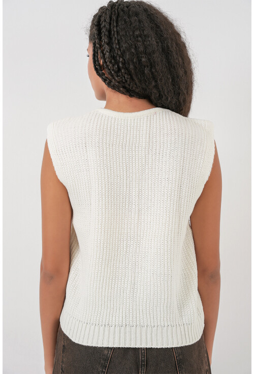 15881 Buttoned Short Knit Vest