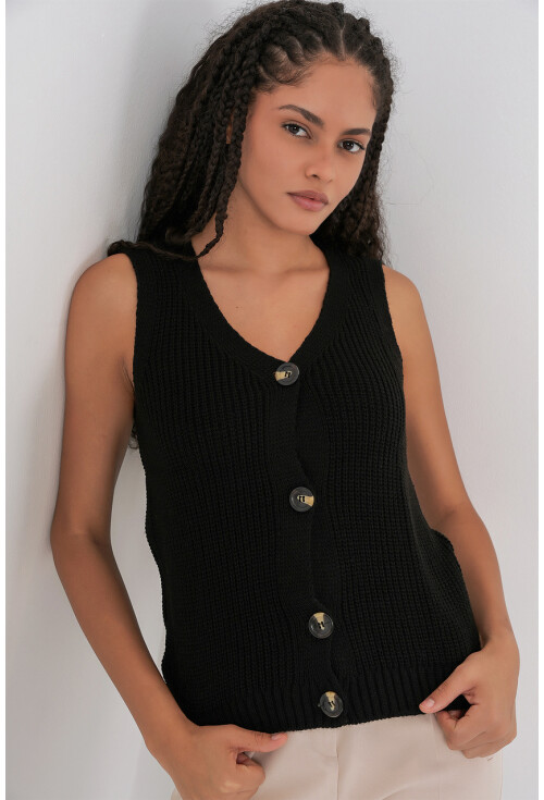 15881 Buttoned Short Knit Vest