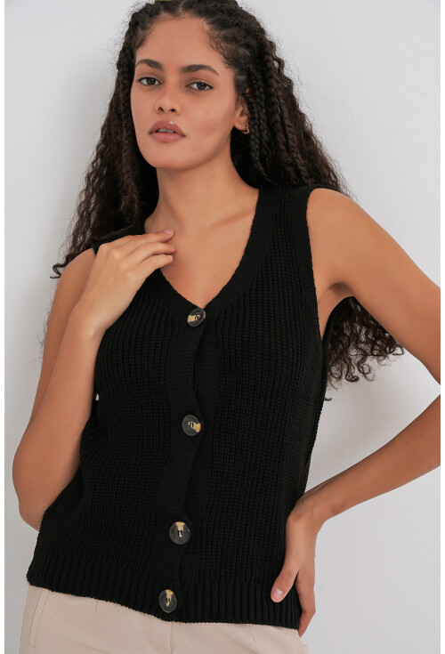 15881 Buttoned Short Knit Vest