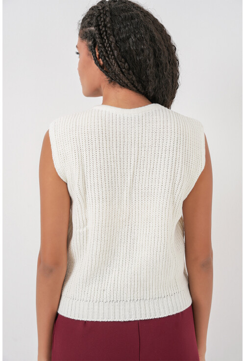 15882 Buttoned Short Knit Vest