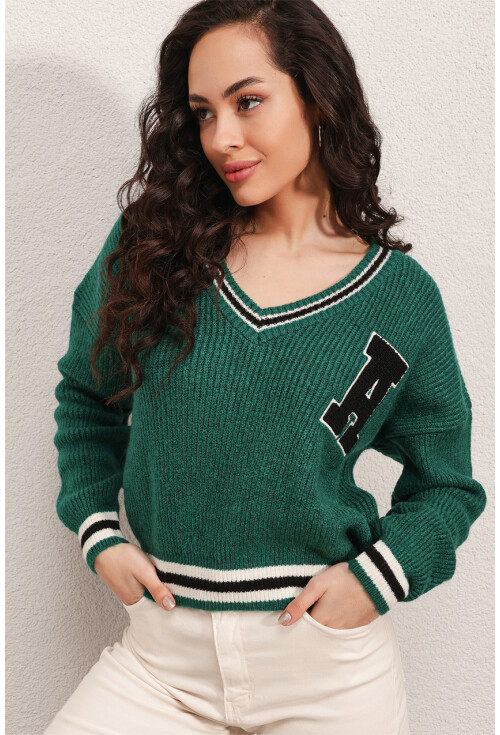 15813 Crop College Sweater