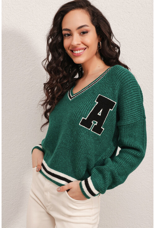 15813 Crop College Sweater