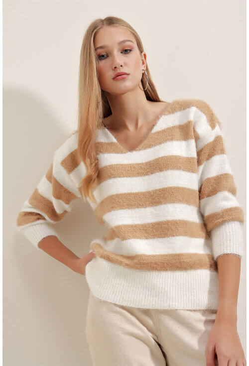 15762 Striped V-Neck Knit Sweater