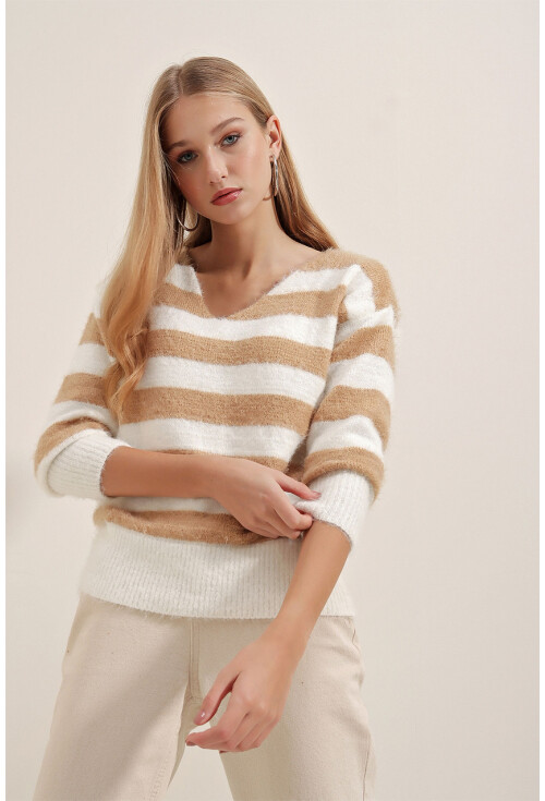 15762 Striped V-Neck Knit Sweater