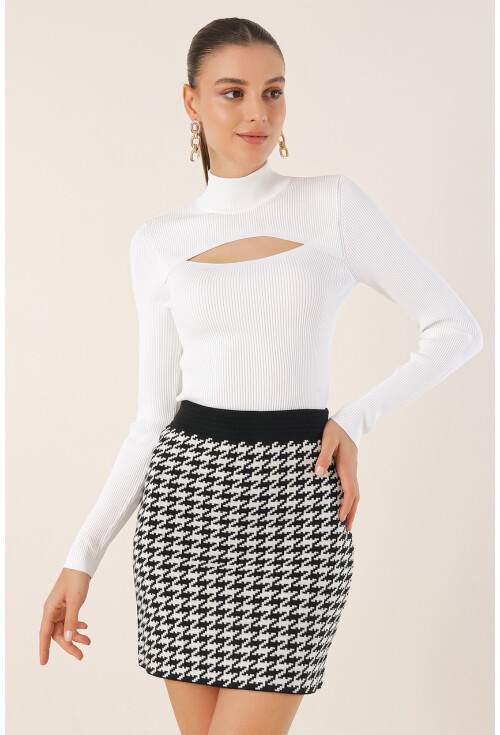 15836 Knit Sweater With Cut-Out Detail