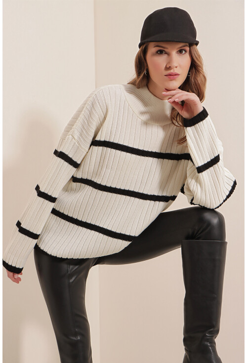 15804 Striped Oversized Turtleneck Sweater
