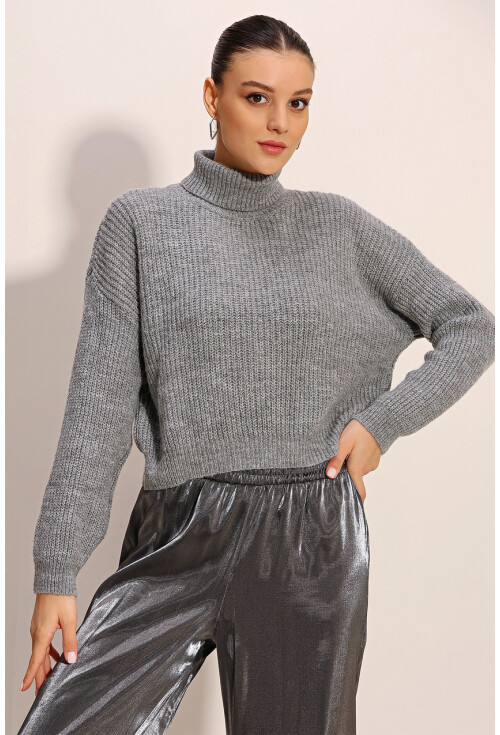 15771 Crop Turtleneck Sweater
