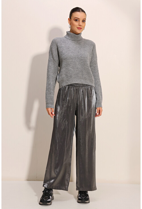 15771 Crop Turtleneck Sweater