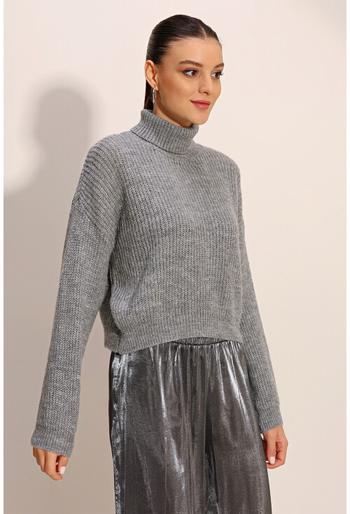 15771 Crop Turtleneck Sweater
