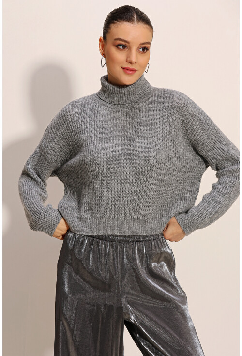 15771 Crop Turtleneck Sweater