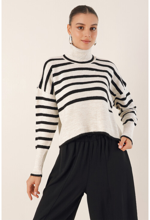 15822 Oversized Turtleneck Crop Sweater