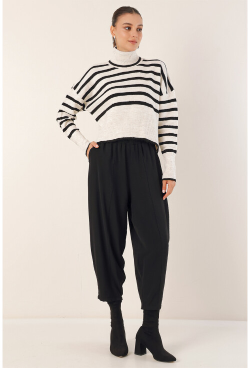 15822 Oversized Turtleneck Crop Sweater