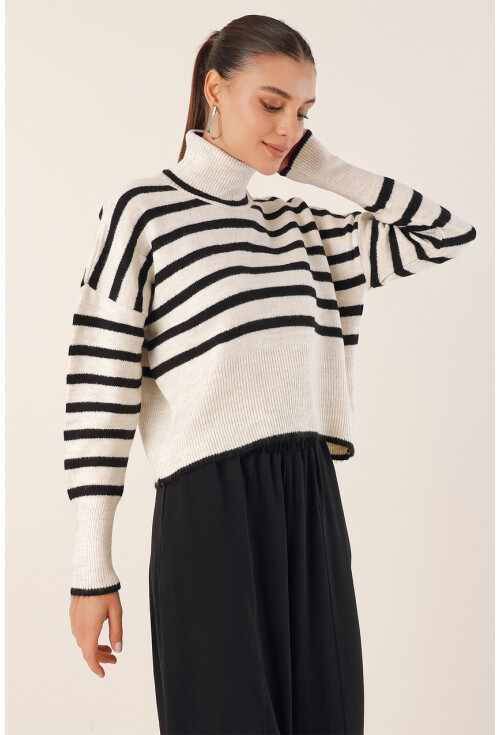 15822 Oversized Turtleneck Crop Sweater