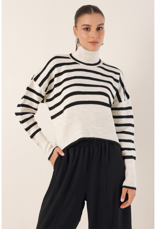 15822 Oversized Turtleneck Crop Sweater