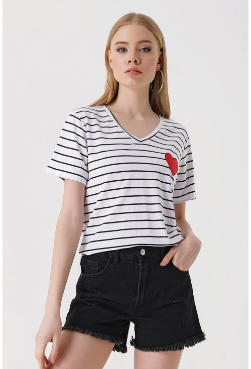 4304 Kalp Detaylı Çizgili Tişört