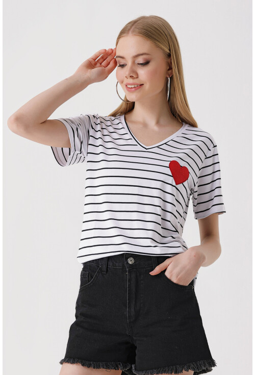 4304 Kalp Detaylı Çizgili Tişört