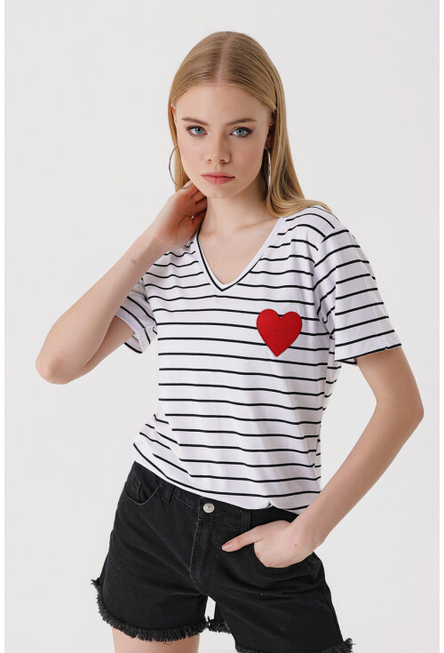 4304 Kalp Detaylı Çizgili Tişört