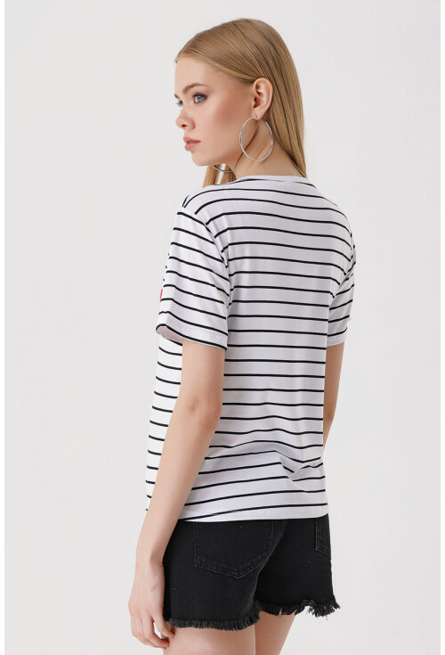 4304 Kalp Detaylı Çizgili Tişört