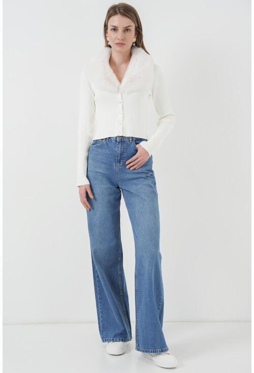 15922 Yakası Kürklü Beyaz Triko Hırka