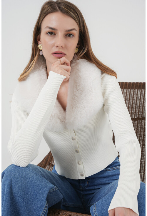 15922 Yakası Kürklü Beyaz Triko Hırka