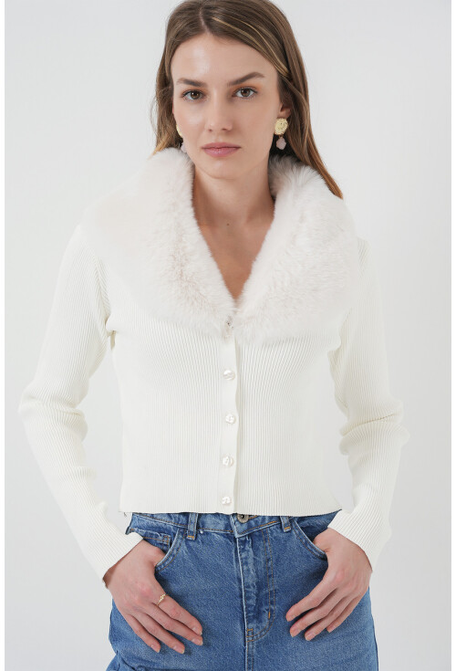 15922 Yakası Kürklü Beyaz Triko Hırka